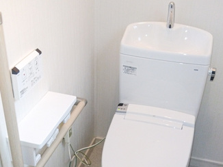 トイレリフォーム 高齢者も安心して使える、手すり付きのトイレ