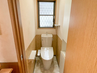 トイレリフォーム 既設の雰囲気を活かした、モダンなトイレ