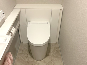 トイレリフォーム印象一新！すっきり片付くキャビネット付きレストルーム