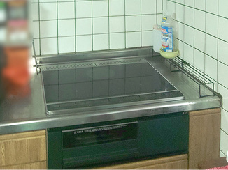 キッチンリフォーム 安全性と掃除のしやすさを叶えたIHクッキングヒーターとレンジフード